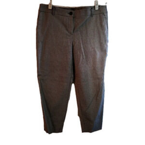 17. NWOT Black and white Dalia Capris